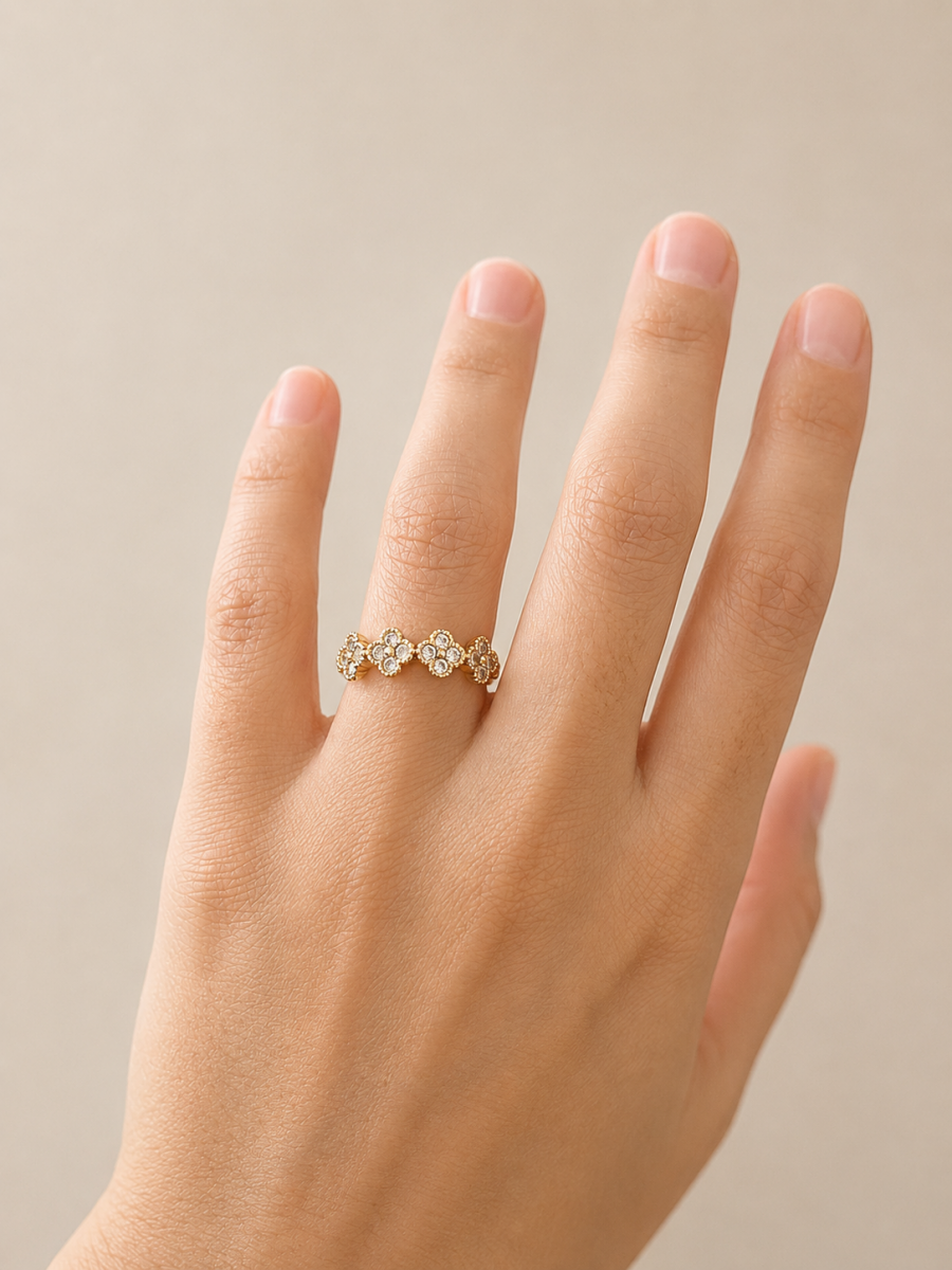 Yonca Model Taşlı Gold Renk Yüzük
